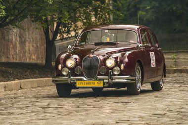 Lviv, Ukrayna - 3 Haziran, 2018:Old retro araba Jaguar Mk 3 onun sahibi ve yarış Leopolis grand prix 2018, Ukrayna katılım alarak bilinmeyen bir yolcu.