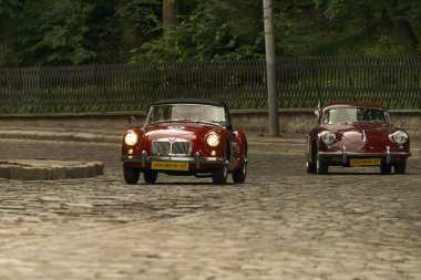 Lviv, Ukrayna - 3 Haziran, 2018:Old retro araba Mga 1500 ve Porsche 356 B sahibi ve yarış Leopolis grand prix 2018, Ukrayna katılım alarak bilinmeyen bir yolcu ile.