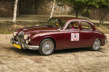 Lviv, Ukrayna - 3 Haziran, 2018:Old retro araba Jaguar Mk 3 onun sahibi ve yarış Leopolis grand prix 2018, Ukrayna katılım alarak bilinmeyen bir yolcu.