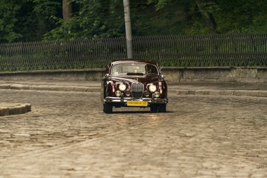 Lviv, Ukrayna - 3 Haziran, 2018:Old retro araba Jaguar Mk 3 onun sahibi ve yarış Leopolis grand prix 2018, Ukrayna katılım alarak bilinmeyen bir yolcu.