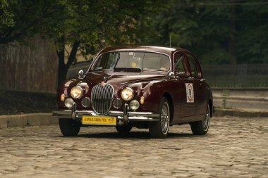 Lviv, Ukrayna - 3 Haziran, 2018:Old retro araba Jaguar Mk 3 onun sahibi ve yarış Leopolis grand prix 2018, Ukrayna katılım alarak bilinmeyen bir yolcu.