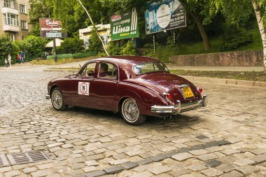 Lviv, Ukrayna - 3 Haziran, 2018:Old retro araba Jaguar Mk 3 onun sahibi ve yarış Leopolis grand prix 2018, Ukrayna katılım alarak bilinmeyen bir yolcu.