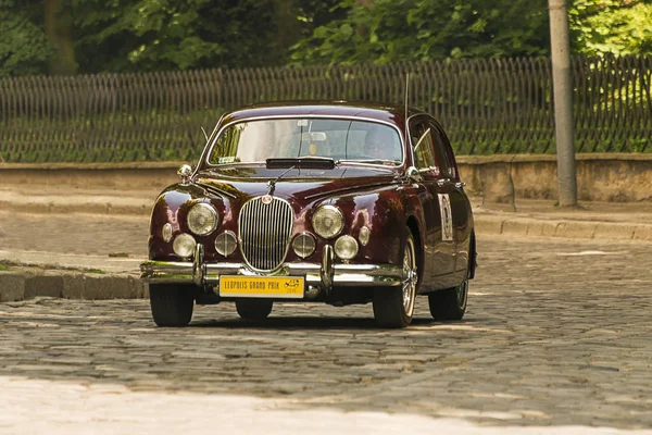 Lviv, Ukrayna - 3 Haziran, 2018:Old retro araba Jaguar Mk 3 onun sahibi ve yarış Leopolis grand prix 2018, Ukrayna katılım alarak bilinmeyen bir yolcu.
