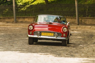 Lviv, Ukrayna - 3 Haziran, onun sahibi ve yarış Leopolis grand prix 2018, Ukrayna katılım alarak bilinmeyen bir yolcu ile 2018:Old retro araba Ford Thunderbird.