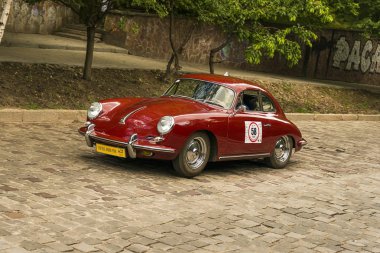 Lviv, Ukrayna - 3 Haziran, onun sahibi ve yarış Leopolis grand prix 2018, Ukrayna katılım alarak bilinmeyen bir yolcu ile 2018:Old retro araba Porsche 356 B.