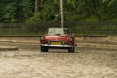 Lviv, Ukrayna - 3 Haziran, onun sahibi ve yarış Leopolis grand prix 2018, Ukrayna katılım alarak bilinmeyen bir yolcu ile 2018:Old retro araba Ford Thunderbird.