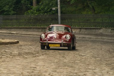 Lviv, Ukrayna - 3 Haziran, onun sahibi ve yarış Leopolis grand prix 2018, Ukrayna katılım alarak bilinmeyen bir yolcu ile 2018:Old retro araba Porsche 356 B.
