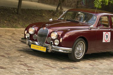 Lviv, Ukrayna - 3 Haziran, 2018:Old retro araba Jaguar Mk 3 onun sahibi ve yarış Leopolis grand prix 2018, Ukrayna katılım alarak bilinmeyen bir yolcu.