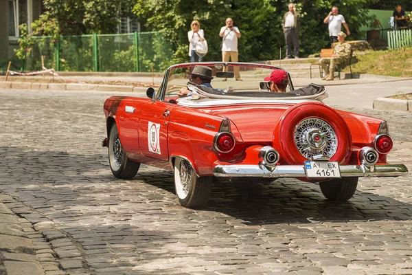 Lviv, Ukrayna - 3 Haziran, onun sahibi ve yarış Leopolis grand prix 2018, Ukrayna katılım alarak bilinmeyen bir yolcu ile 2018:Old retro araba Ford Thunderbird.
