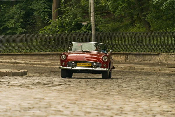 Lviv, Ukrayna - 3 Haziran, onun sahibi ve yarış Leopolis grand prix 2018, Ukrayna katılım alarak bilinmeyen bir yolcu ile 2018:Old retro araba Ford Thunderbird.