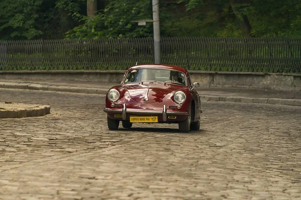 Lviv, Ukrayna - 3 Haziran, onun sahibi ve yarış Leopolis grand prix 2018, Ukrayna katılım alarak bilinmeyen bir yolcu ile 2018:Old retro araba Porsche 356 B.