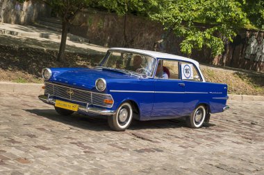 Lviv, Ukrayna - 3 Haziran, 2018:Old retro Opel Rfn sahibi ve araba yarışı Leopolis grand prix 2018, Ukrayna katılım alarak bilinmeyen bir yolcu.