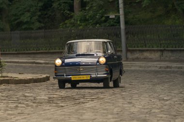 Lviv, Ukrayna - 3 Haziran, 2018:Old retro Opel Rfn sahibi ve araba yarışı Leopolis grand prix 2018, Ukrayna katılım alarak bilinmeyen bir yolcu.