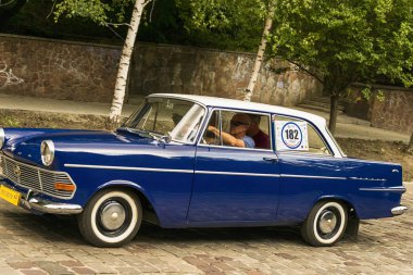 Lviv, Ukrayna - 3 Haziran, 2018:Old retro Opel Rfn sahibi ve araba yarışı Leopolis grand prix 2018, Ukrayna katılım alarak bilinmeyen bir yolcu.