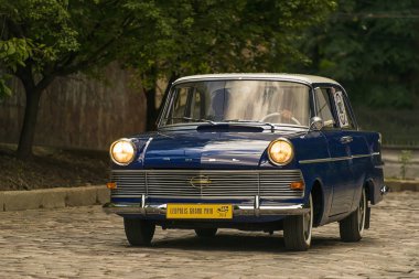 Lviv, Ukrayna - 3 Haziran, 2018:Old retro Opel Rfn sahibi ve araba yarışı Leopolis grand prix 2018, Ukrayna katılım alarak bilinmeyen bir yolcu.