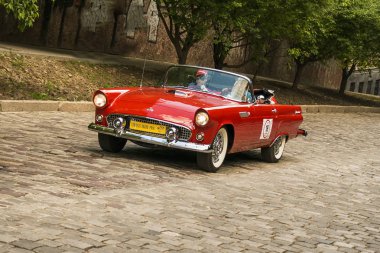 Lviv, Ukrayna - 3 Haziran, onun sahibi ve yarış Leopolis grand prix 2018, Ukrayna katılım alarak bilinmeyen bir yolcu ile 2018:Old retro araba Ford Thunderbird.