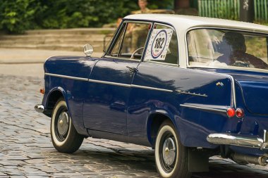 Lviv, Ukrayna - 3 Haziran, 2018:Old retro Opel Rfn sahibi ve araba yarışı Leopolis grand prix 2018, Ukrayna katılım alarak bilinmeyen bir yolcu.