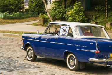 Lviv, Ukrayna - 3 Haziran, 2018:Old retro Opel Rfn sahibi ve araba yarışı Leopolis grand prix 2018, Ukrayna katılım alarak bilinmeyen bir yolcu.