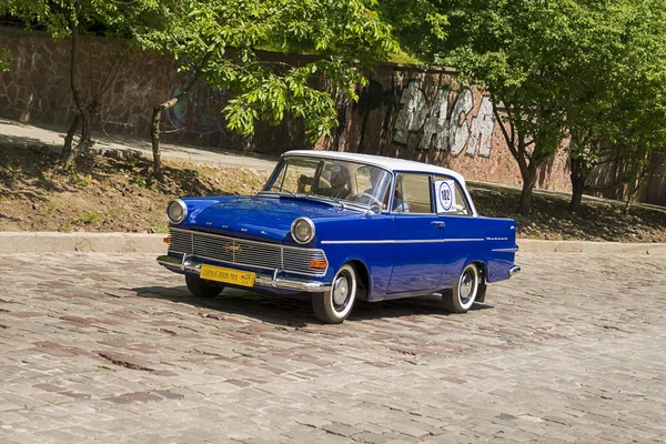 Lviv, Ukrayna - 3 Haziran, 2018:Old retro Opel Rfn sahibi ve araba yarışı Leopolis grand prix 2018, Ukrayna katılım alarak bilinmeyen bir yolcu.