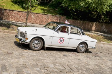 Lviv, Ukrayna - 3 Haziran, 2018:Old retro araba Volvo Amazon P121 sahibi ve yarış Leopolis grand prix 2018, Ukrayna katılım alarak bilinmeyen bir yolcu.