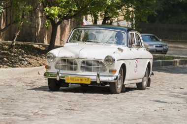 Lviv, Ukrayna - 3 Haziran, 2018:Old retro araba Volvo Amazon P121 sahibi ve yarış Leopolis grand prix 2018, Ukrayna katılım alarak bilinmeyen bir yolcu.