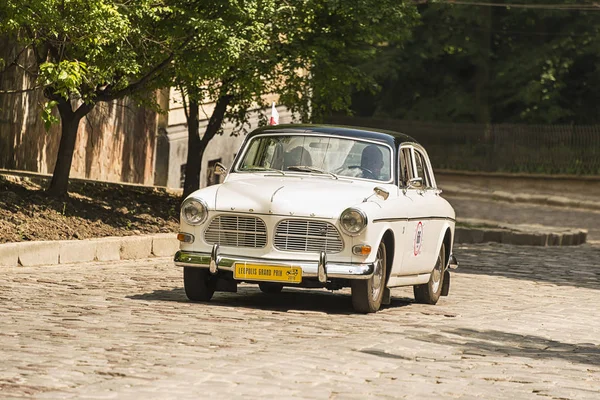 Lviv, Ukrayna - 3 Haziran, 2018:Old retro araba Volvo Amazon P121 sahibi ve yarış Leopolis grand prix 2018, Ukrayna katılım alarak bilinmeyen bir yolcu.