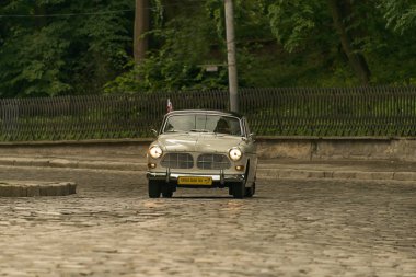 Lviv, Ukrayna - 3 Haziran, 2018:Old retro araba Volvo Amazon P121 sahibi ve yarış Leopolis grand prix 2018, Ukrayna katılım alarak bilinmeyen bir yolcu.