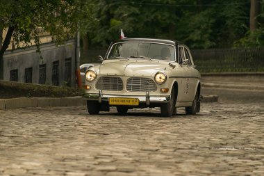 Lviv, Ukrayna - 3 Haziran, 2018:Old retro araba Volvo Amazon P121 sahibi ve yarış Leopolis grand prix 2018, Ukrayna katılım alarak bilinmeyen bir yolcu.