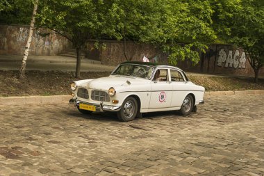 Lviv, Ukrayna - 3 Haziran, 2018:Old retro araba Volvo Amazon P121 sahibi ve yarış Leopolis grand prix 2018, Ukrayna katılım alarak bilinmeyen bir yolcu.