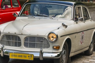 Lviv, Ukrayna - 3 Haziran, 2018:Old retro araba Volvo Amazon P121 sahibi ve yarış Leopolis grand prix 2018, Ukrayna katılım alarak bilinmeyen bir yolcu.