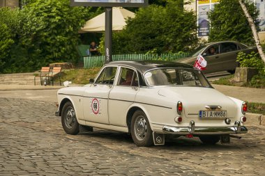 Lviv, Ukrayna - 3 Haziran, 2018:Old retro araba Volvo Amazon P121 sahibi ve yarış Leopolis grand prix 2018, Ukrayna katılım alarak bilinmeyen bir yolcu.