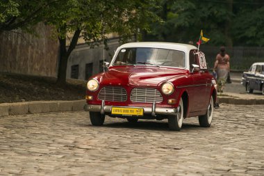 Lviv, Ukrayna - 3 Haziran, 2018:Old retro araba Volvo Amazon 13134 sahibi ve yarış Leopolis grand prix 2018, Ukrayna katılım alarak bilinmeyen bir yolcu.
