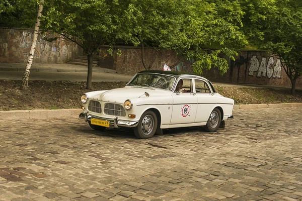 Lviv, Ukrayna - 3 Haziran, 2018:Old retro araba Volvo Amazon P121 sahibi ve yarış Leopolis grand prix 2018, Ukrayna katılım alarak bilinmeyen bir yolcu.