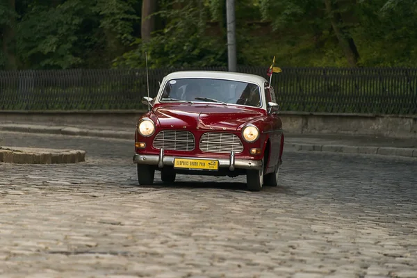 Lviv, Ukrayna - 3 Haziran, 2018:Old retro araba Volvo Amazon 13134 sahibi ve yarış Leopolis grand prix 2018, Ukrayna katılım alarak bilinmeyen bir yolcu.