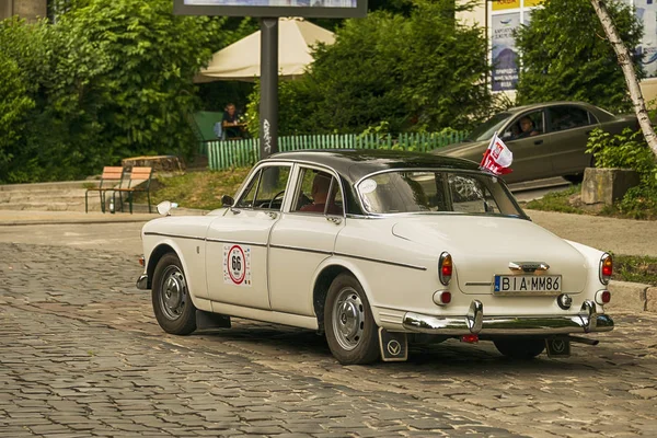 Lviv, Ukrayna - 3 Haziran, 2018:Old retro araba Volvo Amazon P121 sahibi ve yarış Leopolis grand prix 2018, Ukrayna katılım alarak bilinmeyen bir yolcu.