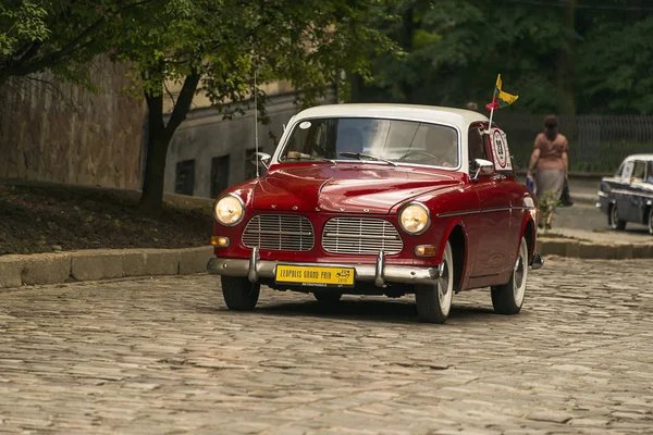 Lviv, Ukrayna - 3 Haziran, 2018:Old retro araba Volvo Amazon 13134 sahibi ve yarış Leopolis grand prix 2018, Ukrayna katılım alarak bilinmeyen bir yolcu.