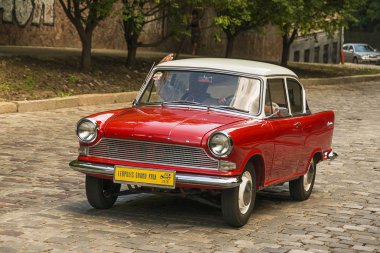 Lviv, Ukrayna - 3 Haziran, 2018:Old retro Lloyd Arabella sahibi ve araba yarışı Leopolis grand prix 2018, Ukrayna katılım alarak bilinmeyen bir yolcu.