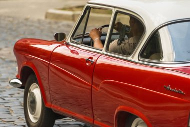 Lviv, Ukrayna - 3 Haziran, 2018:Old retro Lloyd Arabella sahibi ve araba yarışı Leopolis grand prix 2018, Ukrayna katılım alarak bilinmeyen bir yolcu.