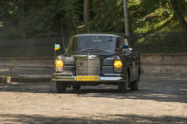 Lviv, Ukrayna-3 Haziran 2018: eski retro araba Mercedes Benz 220SE (1963) sahibi ve yarış Leopolis Grand Prix katılım kabul bilinmeyen bir yolcu ile 2018, Ukrayna.