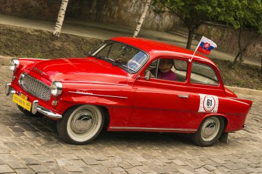 Lviv, Ukrayna-3 Haziran 2018: eski retro araba FSO Syrena 104 onun sahibi ve yarış Leopolis Grand Prix katılım alan bilinmeyen bir yolcu 2018, Ukrayna.