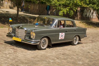Lviv, Ukrayna-3 Haziran 2018: eski retro araba Mercedes Benz 220SE (1963) sahibi ve yarış Leopolis Grand Prix katılım kabul bilinmeyen bir yolcu ile 2018, Ukrayna.