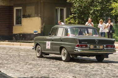 Lviv, Ukrayna-3 Haziran 2018: eski retro araba Mercedes Benz 220SE (1963) sahibi ve yarış Leopolis Grand Prix katılım kabul bilinmeyen bir yolcu ile 2018, Ukrayna.