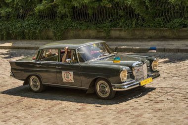 Lviv, Ukrayna-3 Haziran 2018: eski retro araba Mercedes Benz 220SE (1963) sahibi ve yarış Leopolis Grand Prix katılım kabul bilinmeyen bir yolcu ile 2018, Ukrayna.