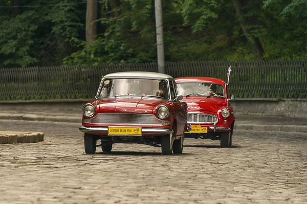 Lviv, Ukrayna-3 Haziran 2018: eski retro araba Lloyd Arabella & FSO Syrena 104 sahibi ve bilinmeyen bir yolcu ile yarış Leopolis Grand Prix 2018, Ukrayna katılım alarak.