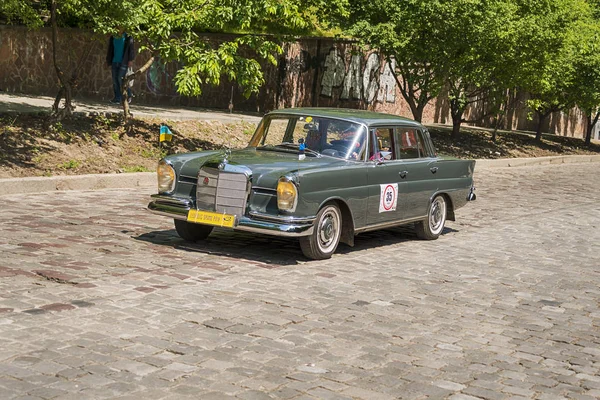 Lviv, Ukrayna-3 Haziran 2018: eski retro araba Mercedes Benz 220SE (1963) sahibi ve yarış Leopolis Grand Prix katılım kabul bilinmeyen bir yolcu ile 2018, Ukrayna.