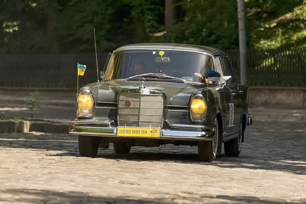 Lviv, Ukrayna-3 Haziran 2018: eski retro araba Mercedes Benz 220SE (1963) sahibi ve yarış Leopolis Grand Prix katılım kabul bilinmeyen bir yolcu ile 2018, Ukrayna.