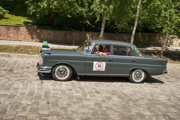 Lviv, Ukrayna-3 Haziran 2018: eski retro araba Mercedes Benz 220SE (1963) sahibi ve yarış Leopolis Grand Prix katılım kabul bilinmeyen bir yolcu ile 2018, Ukrayna.