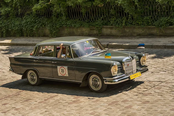Lviv, Ukrayna-3 Haziran 2018: eski retro araba Mercedes Benz 220SE (1963) sahibi ve yarış Leopolis Grand Prix katılım kabul bilinmeyen bir yolcu ile 2018, Ukrayna.