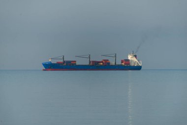 Kargo gemisi güneş ışığı altında