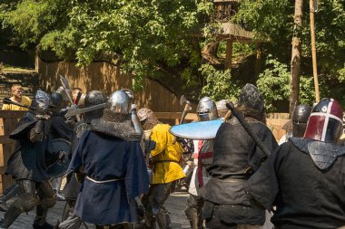 Lviv, Ukrayna Ağustos 04, 2018: Festival Ortaçağ tarihi ve knight duels Lviv.Knights mücadele grup savaşlarda şehir parkında